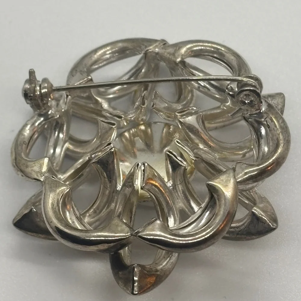 Flower Brooch Women OS Silver Faux Pearl Layered Petal Vintage Style